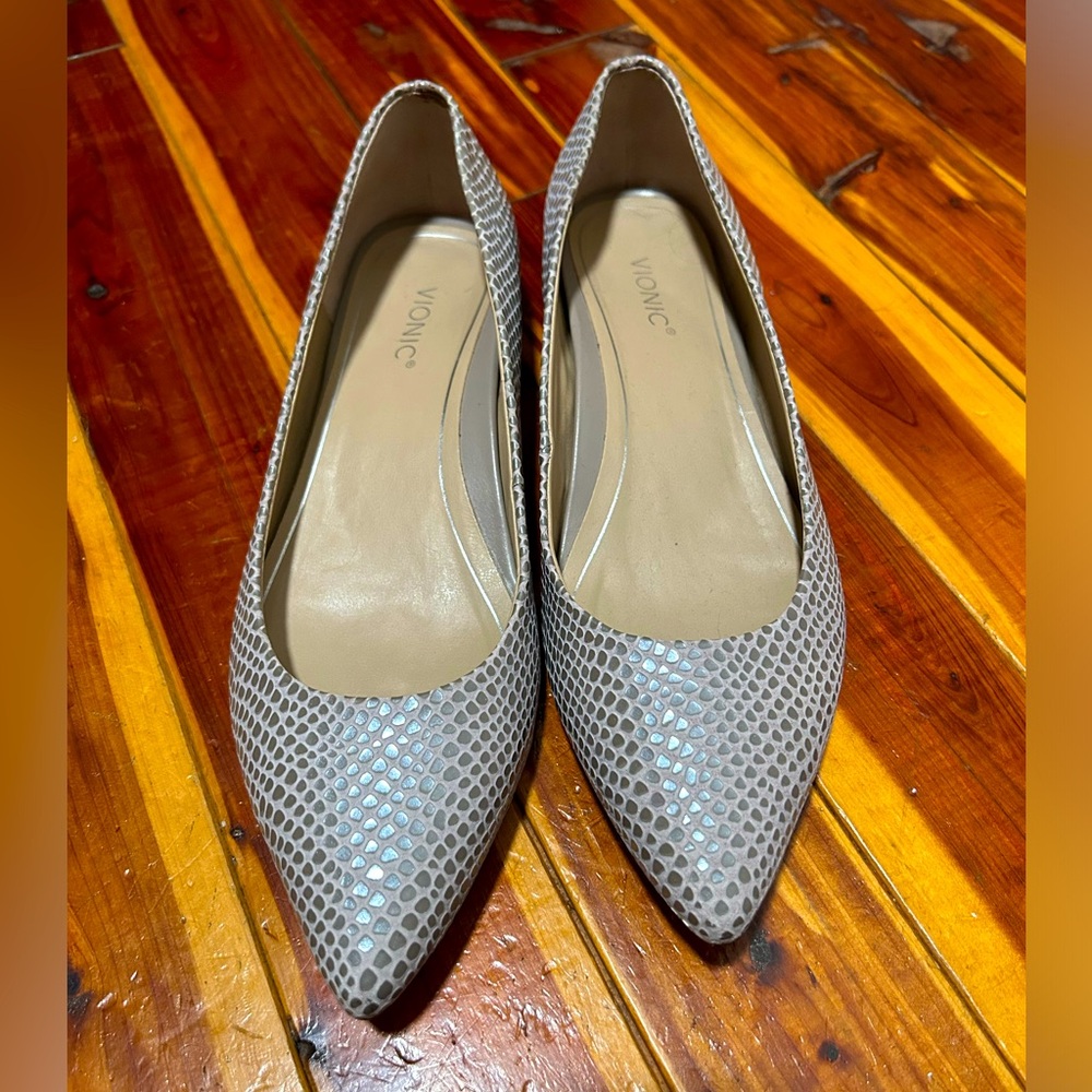 Vionic silver flats 9
